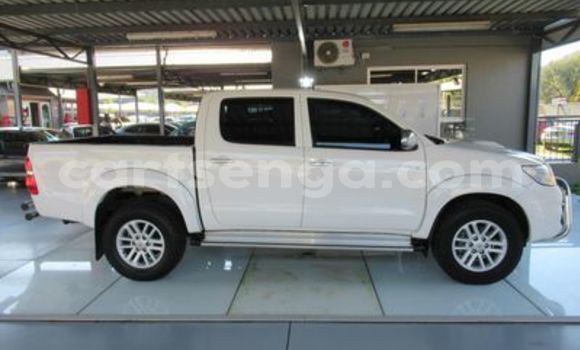 Nunua Ilio tumika Toyota Hilux White Gari ndani ya Ezulwini nchini Hhohho