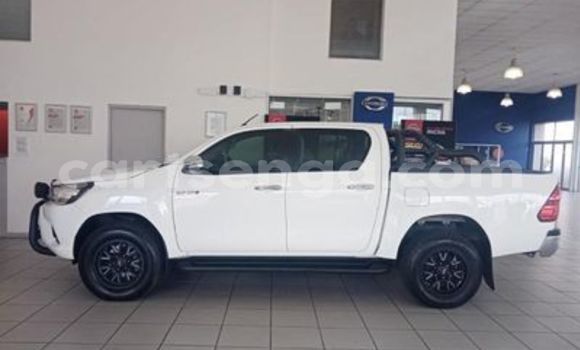 Nunua Ilio tumika Toyota Hilux White Gari ndani ya Ezulwini nchini Hhohho