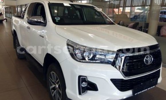 Nunua Ilio tumika Toyota Hilux White Gari ndani ya Ezulwini nchini Hhohho