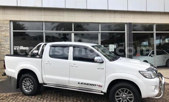 Nunua Ilio tumika Toyota Hilux White Gari ndani ya Manzini nchini Manzini