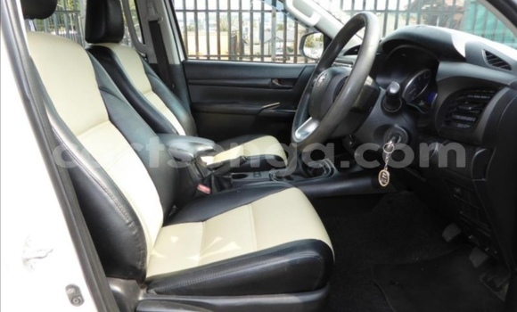 Nunua Ilio tumika Toyota Hilux White Gari ndani ya Ezulwini nchini Hhohho Nunua Ilio tumika Toyota Hilux White Gari ndani ya Ezulwini nchini Hhohho