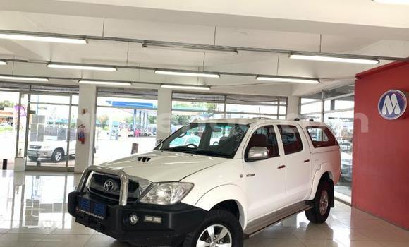 Nunua Ilio tumika Toyota Hilux White Gari ndani ya Mbabane nchini Manzini