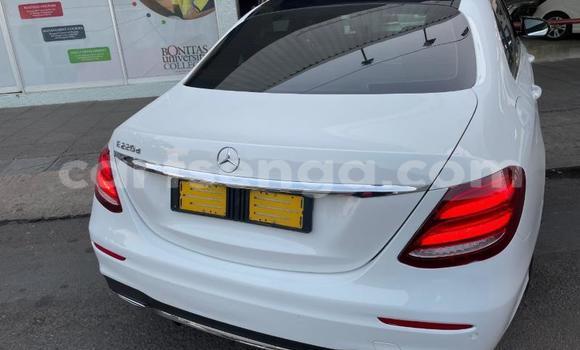 Nunua Ilio tumika Mercedes-Benz E200 White Gari ndani ya Mbabane nchini Manzini Nunua Ilio tumika Mercedes-Benz E200 White Gari ndani ya Mbabane nchini Manzini