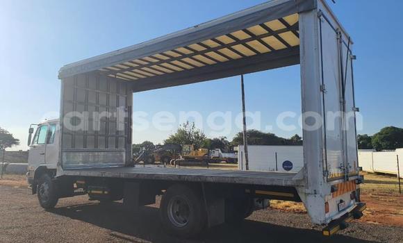 Acheter Occasion Utilitaire Nissan UD Blanc à Big Bend, Lubombo District Acheter Occasion Utilitaire Nissan UD Blanc à Big Bend, Lubombo District