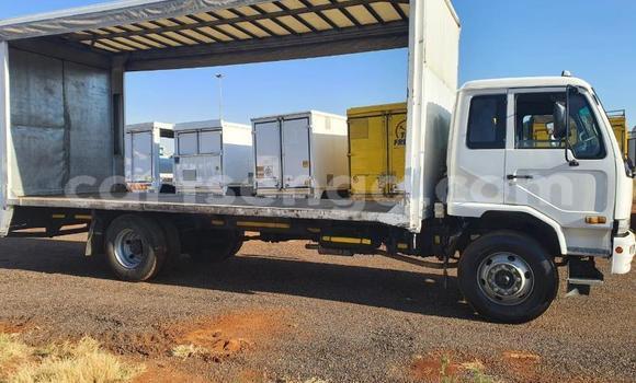 Acheter Occasion Utilitaire Nissan UD Blanc à Big Bend, Lubombo District Acheter Occasion Utilitaire Nissan UD Blanc à Big Bend, Lubombo District