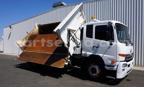 Acheter Occasion Utilitaire Nissan UD Blanc à Big Bend, Lubombo District Acheter Occasion Utilitaire Nissan UD Blanc à Big Bend, Lubombo District