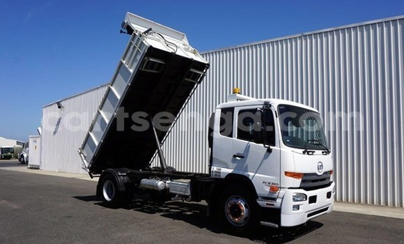 Acheter Occasion Utilitaire Nissan UD Blanc à Big Bend, Lubombo District Acheter Occasion Utilitaire Nissan UD Blanc à Big Bend, Lubombo District