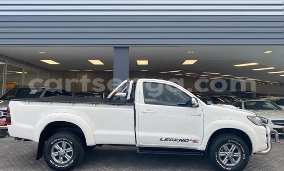 Nunua Ilio tumika Toyota Hilux White Gari ndani ya Lobamba nchini Manzini