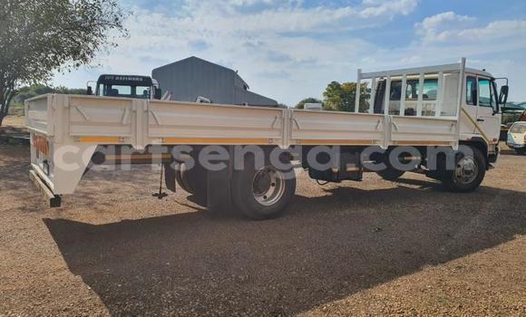 Acheter Occasion Utilitaire Nissan UD Blanc à Big Bend, Lubombo District Acheter Occasion Utilitaire Nissan UD Blanc à Big Bend, Lubombo District