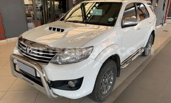 Nunua Ilio tumika Toyota Fortuner White Gari ndani ya Ezulwini nchini Hhohho