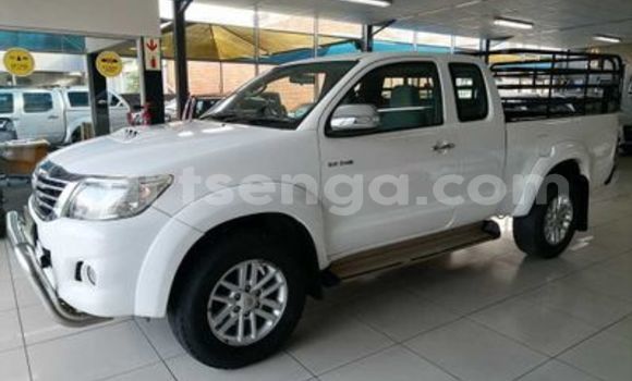 Nunua Ilio tumika Toyota Hilux White Gari ndani ya Ezulwini nchini Hhohho