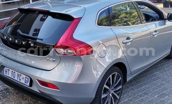 Nunua Ilio tumika Volvo V40 Silver Gari ndani ya Big Bend nchini Lubombo Nunua Ilio tumika Volvo V40 Silver Gari ndani ya Big Bend nchini Lubombo