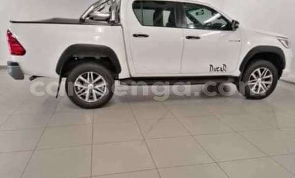 Nunua Ilio tumika Toyota Hilux White Gari ndani ya Ezulwini nchini Hhohho
