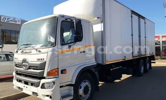 Acheter Occasion Utilitaire Hino 300 Series Blanc à Ezulwini, Hhohho