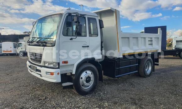 Nunua Ilio tumika Nissan UD White Lori ndani ya Big Bend nchini Lubombo