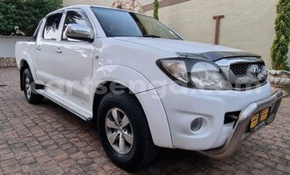 Nunua Ilio tumika Toyota Hilux White Gari ndani ya Ezulwini nchini Hhohho