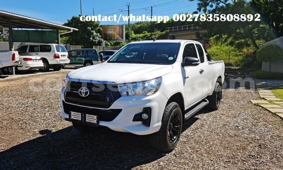 Buy Used Toyota Hilux White Car in Bhunya in Manzini Buy Used Toyota Hilux White Car in Bhunya in Manzini