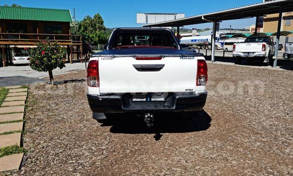 Buy Used Toyota Hilux White Car in Bhunya in Manzini Buy Used Toyota Hilux White Car in Bhunya in Manzini