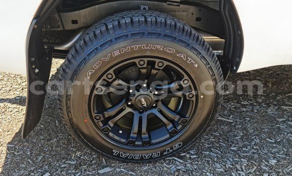 Buy Used Toyota Hilux White Car in Bhunya in Manzini Buy Used Toyota Hilux White Car in Bhunya in Manzini