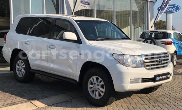 Nunua Ilio tumika Toyota Land Cruiser Prado White Gari ndani ya Ezulwini nchini Hhohho