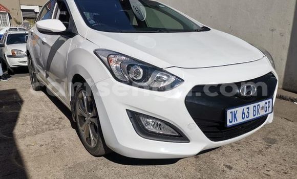 Nunua Ilio tumika Hyundai i30 White Gari ndani ya Bulembu nchini Hhohho