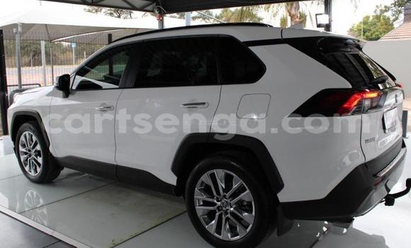 Nunua Ilio tumika Toyota RAV4 White Gari ndani ya Ezulwini nchini Hhohho Nunua Ilio tumika Toyota RAV4 White Gari ndani ya Ezulwini nchini Hhohho