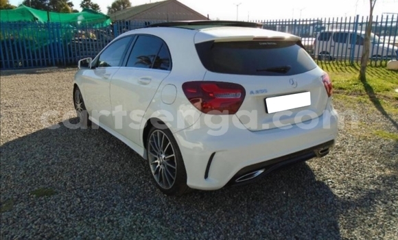 Nunua Ilio tumika Mercedes-Benz A200 White Gari ndani ya Big Bend nchini Lubombo Nunua Ilio tumika Mercedes-Benz A200 White Gari ndani ya Big Bend nchini Lubombo