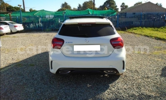 Nunua Ilio tumika Mercedes-Benz A200 White Gari ndani ya Big Bend nchini Lubombo Nunua Ilio tumika Mercedes-Benz A200 White Gari ndani ya Big Bend nchini Lubombo