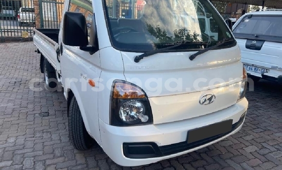 Buy Used Hyundai H1 White Car in Lobamba in Manzini