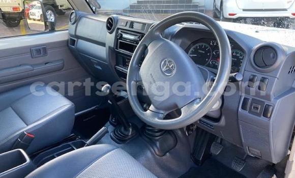 Nunua Ilio tumika Toyota Land Cruiser White Gari ndani ya Ngwenya nchini Hhohho Nunua Ilio tumika Toyota Land Cruiser White Gari ndani ya Ngwenya nchini Hhohho