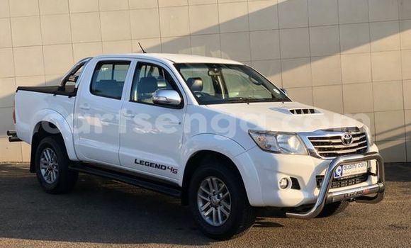 Nunua Ilio tumika Toyota Hilux White Gari ndani ya Hluti nchini Wilaya ya Shiselweni