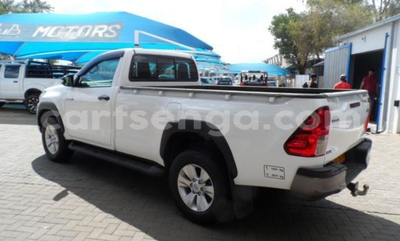 Nunua Ilio tumika Toyota Hilux White Gari ndani ya Import - Dubai nchini Hhohho