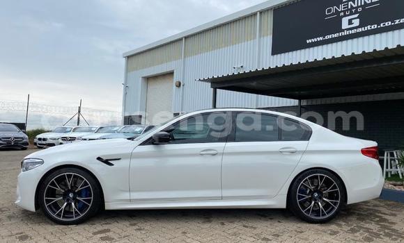 Nunua Ilio tumika BMW M5 White Gari ndani ya Manzini nchini Manzini Nunua Ilio tumika BMW M5 White Gari ndani ya Manzini nchini Manzini