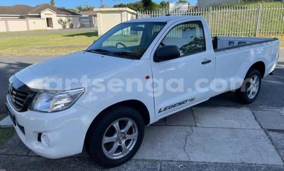 Nunua Ilio tumika Toyota Hilux White Gari ndani ya Bhunya nchini Manzini