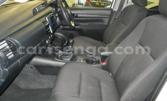 Nunua Ilio tumika Toyota Hilux White Gari ndani ya Bhunya nchini Manzini Nunua Ilio tumika Toyota Hilux White Gari ndani ya Bhunya nchini Manzini