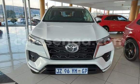Nunua Ilio tumika Toyota Fortuner White Gari ndani ya Ezulwini nchini Hhohho Nunua Ilio tumika Toyota Fortuner White Gari ndani ya Ezulwini nchini Hhohho