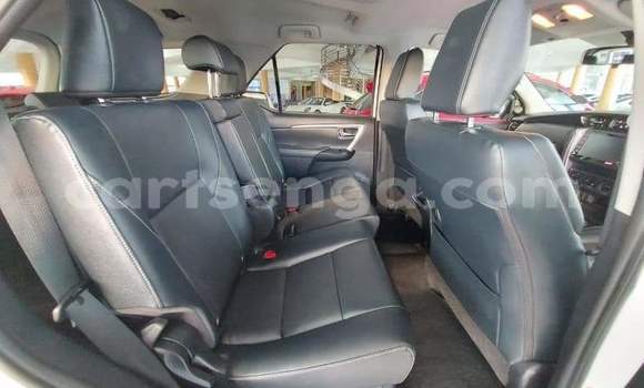 Nunua Ilio tumika Toyota Fortuner White Gari ndani ya Ezulwini nchini Hhohho Nunua Ilio tumika Toyota Fortuner White Gari ndani ya Ezulwini nchini Hhohho