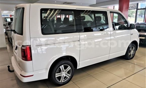 Buy Used Volkswagen Caravelle White Car in Ezulwini in Hhohho Buy Used Volkswagen Caravelle White Car in Ezulwini in Hhohho