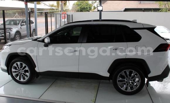Nunua Ilio tumika Toyota RAV4 White Gari ndani ya Ezulwini nchini Hhohho Nunua Ilio tumika Toyota RAV4 White Gari ndani ya Ezulwini nchini Hhohho