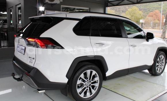 Nunua Ilio tumika Toyota RAV4 White Gari ndani ya Ezulwini nchini Hhohho Nunua Ilio tumika Toyota RAV4 White Gari ndani ya Ezulwini nchini Hhohho