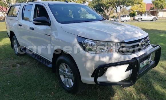 Nunua Ilio tumika Toyota Hilux White Gari ndani ya Manzini nchini Manzini