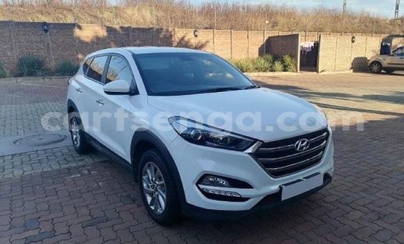 Nunua Ilio tumika Hyundai Tucson White Gari ndani ya Hluti nchini Wilaya ya Shiselweni