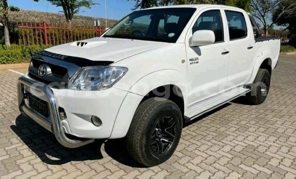 Buy Used Toyota Hilux White Car in Simunye in Lubombo District