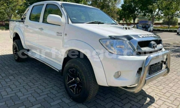 Buy Used Toyota Hilux White Car in Ezulwini in Hhohho Buy Used Toyota Hilux White Car in Ezulwini in Hhohho