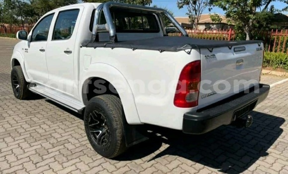 Buy Used Toyota Hilux White Car in Ezulwini in Hhohho Buy Used Toyota Hilux White Car in Ezulwini in Hhohho