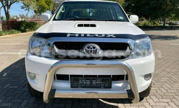 Buy Used Toyota Hilux White Car in Ezulwini in Hhohho Buy Used Toyota Hilux White Car in Ezulwini in Hhohho
