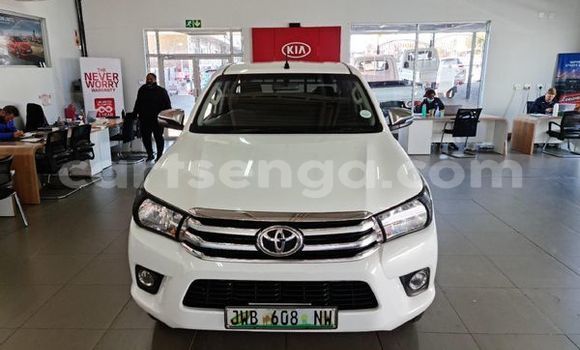 Nunua Ilio tumika Toyota Hilux White Gari ndani ya Big Bend nchini Lubombo