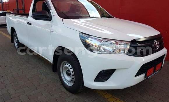 Nunua Ilio tumika Toyota Hilux White Gari ndani ya Manzini nchini Manzini