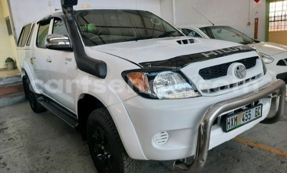 Nunua Ilio tumika Toyota Hilux White Gari ndani ya Nhlangano nchini Wilaya ya Shiselweni