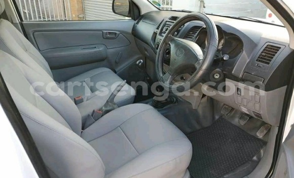 Buy Used Toyota Hilux White Car in Tabankulu in Lubombo District Buy Used Toyota Hilux White Car in Tabankulu in Lubombo District